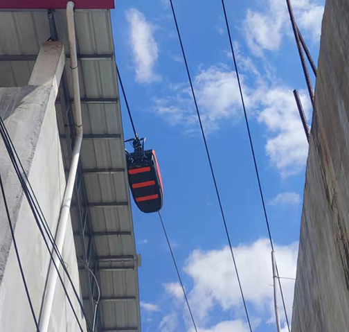 云南楚雄通過(guò)帶電絕緣涂覆機(jī)器人為裸導(dǎo)線“穿外衣”