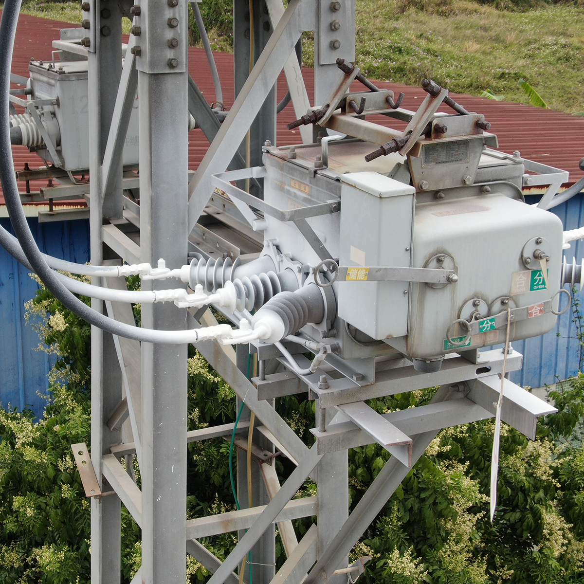 配網(wǎng)臺(tái)架設(shè)備絕緣化 帶電噴涂全包封技術(shù)